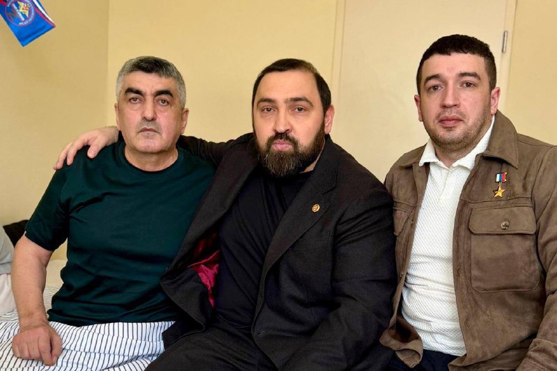 В День защитника Отечества депутат Хамзаев и Герой России Саид Ибрагимов навестили в госпитале Героя России Эседуллу Абачева фото