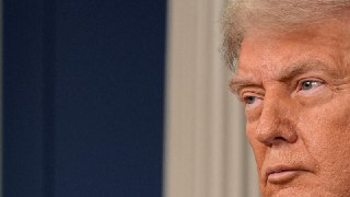 特朗普为何“袒护”中国贬低盟国特朗普这几日零零碎碎但很密集地提起中国以及中国领导人习近平，甚至让他的基本盘MAGA5(让美国再次伟大)也觉得蹊跷，盟国更是有些诧异。👉 继续浏览后续：https://rfi.my/CAwe.g