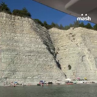 Турист пытался сделать фото у обрыва в Геленджике, сорвался с высоты и чудом выжил. Он гулял в районе дикого пляжа, неудачно шагнул и рухнул вниз с обрыва. Мужчина пролетел десять метров, кувыркнулся и затормозил — но сломал ногу. Очевидцы вызвали МЧС, тур
