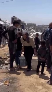 למרות זקנה ותשישותה, הקשישה נושאת מים על גבה, וחוצה את הכביש מדי יום בחיפוש אחר מי שתייה.