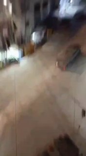 דחוף: נערים זורקים אבנים לעבר רכבי כיבוש במהלך הסתערותם על שכונת אל-ביידר בעיר ג'נין.