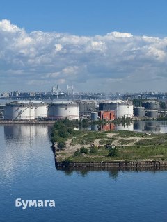 🗓 В Петербурге горит нефтяной терминал, в Донецкой области атакован автобус, под Смоленском погибли спасатели. Главное об украинских обстрелах за ночь:  🔵 Петербург. Украинские дроны атаковали Петербургский нефтяной терминал. Первыми об этом сообщили украи