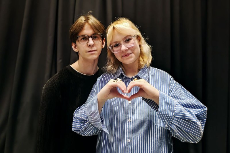 «Этой пропасти мы всё равно можем сопротивляться»: Noize MC, Наоко и другие политические художники о жизни и творчестве в эмиграции Границы между Россией и Европой закрываются, а цензура усиливается — как в таких условиях наводить мосты между уехавшими и о