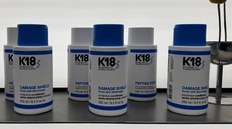 Поиски бренда косметики для мастерскойПобывала в офисе компании SENECA, чтобы познакомиться с их брендами. Для меня сейчас стоит задача — найти для своей мастерской бренд, который смог бы комплексно закрыть потребности клиентов: уход + стайлинг.На первый взгляд, это кажется просто, но на практике всё сложнее. Одни бренды отлично справляются с задачей «помыть и увлажнить», но их линейки по стайлингу очень ограничены. У других — широкий выбор укладочных средств и полноценный уход, но пока не уверена, насколько это соответствует моему стилю работы и запросам моих клиентов.Поэтому выбор требует времени и вдумчивости: — хочется качества, смыслов и стильную упаковку, которые будут органично работать в моей мастерской.Поиски бренда косметики для мастерскойПобывала в офисе компании SENECA, чтобы познакомиться с их брендами. Для меня сейчас стоит задача — найти для своей мастерской бренд, который смог бы комплексно закрыть потребности клиентов: уход + стайлинг.На первый взгляд, это кажется просто, но на практике всё сложнее. Одни бренды отлично справляются с задачей «помыть и увлажнить», но их линейки по стайлингу очень ограничены. У других — широкий выбор укладочных средств и полноценный уход, но пока не уверена, насколько это соответствует моему стилю работы и запросам моих клиентов.Поэтому выбор требует времени и вдумчивости: — хочется качества, смыслов и стильную упаковку, которые будут органично работать в моей мастерской.