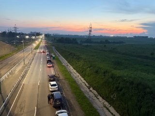 Всю прошлую неделю Иркутск стоял в многочасовых очередях за бензином. В начале недели в очередях стояли по два часа, а в конце — уже по 8-10 часов не только днем, но и ночью. Рекорд «стояния» — 18 часов. Губернатор Игорь Кобзев выступил с заявлением лишь с