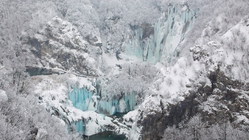 瀑布变“冰瀑”十六湖国家公园，克罗地亚 (© Massimo_S8/Getty Images)