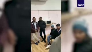 צילומי מעצר וחקירה של יותר מ-20 בני אדם במקרה של הגירה בלתי חוקית וגניבת כספי ציבור. הנהלת מפעל תפירה בעיר…