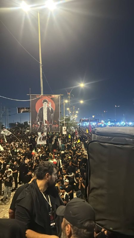 המוני מלווים ממתינים להרוגי האומה ליד בית החולים אבו מהדי אל-מוהנדס