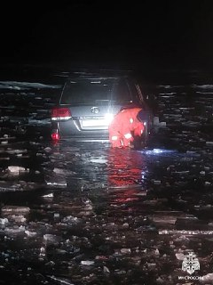 На озере Байкал частично затонули две машины, в них находились шесть человек, которые не могли самостоятельно выбраться, их эвакуировали, сообщило местное управление МЧС:«Водители транспортных средств грубейшим образом нарушили запрет выезда на лед вне лед