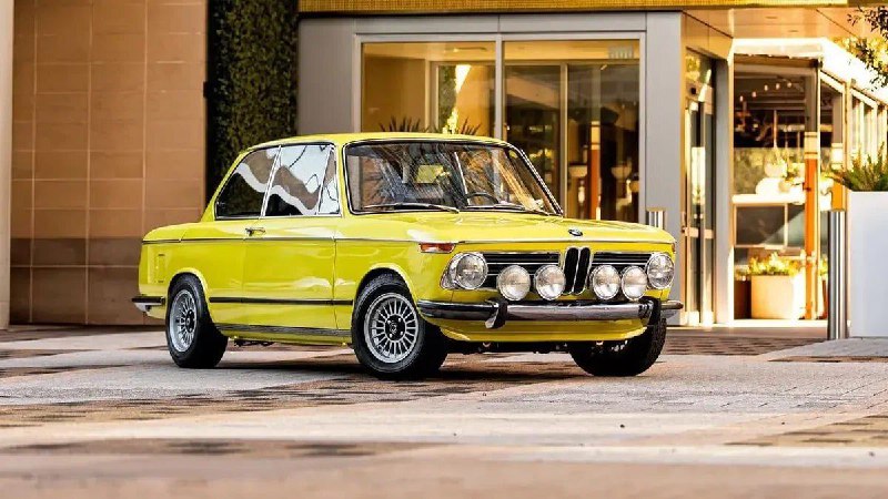 На аукционе в США выставили необычный лот — классический BMW 2002, переделанный