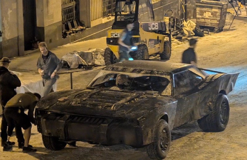 MohemMovie: یه نگاه باکیفیت به Batman و یه زن بلوند مرموز داخل Batmobile منتشر شده؛ گفته میشه این زن بدل Scarlett Johansson باشه.#Jo