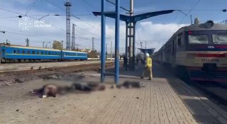 כתוצאה מהפגיעה ברציף של תחנת הרכבת בדניפרו, בסמוך לה אותרה הרכבת "דניפרו - זפוריז'יה", נהרגו 13 בני אדם, לפ…