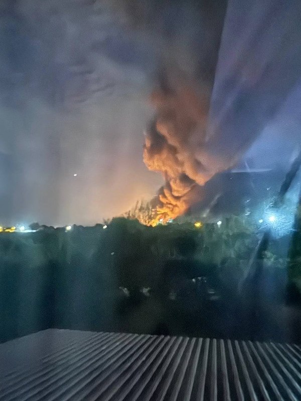 Several oil and fuel warehouses in southern Russia were hit by Ukrainian drones tonight. The photos show the Edelweiss-95 oil products warehouse on fire in Krasnodar following the strike.