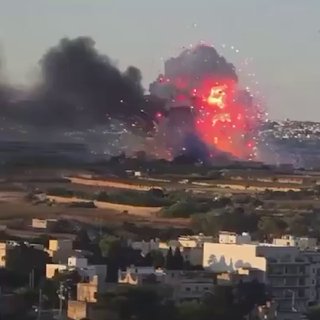 На Мальте произошёл мощный взрыв на заводе по производству фейерверков.Как сообщает Times of Malta, бабахнуло на территории предприятия Lourdes Fireworks Factory в районе Салина. Пиротехника взорвалась рано утром, когда на заводе ещё никого не было — постр