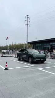 הסינים לימדו את רכב השטח שלהם לנהוג הצידה וזה הישג. חברת Exeed, חלק מקונצרן צ'רי, הציגה גרסה יוצאת דופן של…