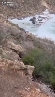 ️🇨🇾 גלים עזים מעיפים סירה מול חופי קפריסין לפני שהורסים אותה לחלוטין.