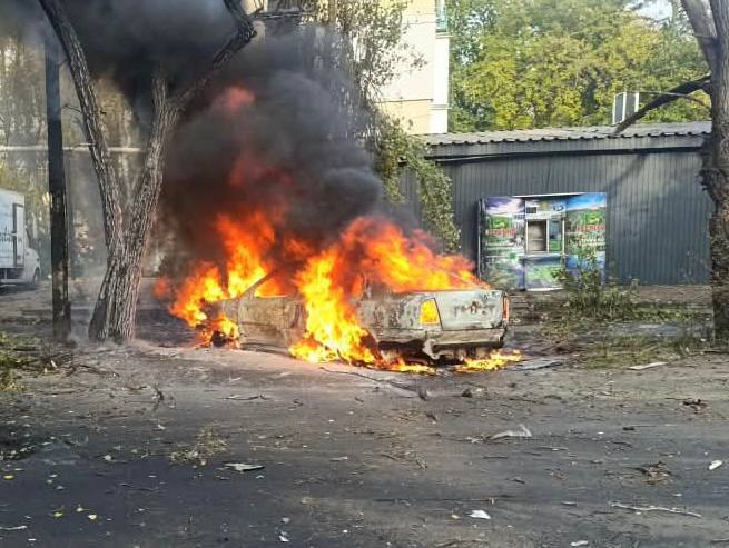 בפבלוגרד, אזור דנייפרופטרובסק, בנייני דירות ניזוקו כתוצאה מתקיפת כטב"מ, היו הרוג אחד ושבעה פצועים, - שירות…