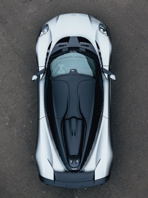 Первый среднемоторный суперкар Aston Martin 8