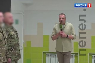 Телеканал «Россия 1» заблюрил шеврон на плече врио губернатора Белгородской области Александра Шуваева, пишет «Пепел».В сюжете Шуваев награждает военнослужащих медалями. Ранее он выложил снимки с мероприятия, на которых виден этот шеврон — отряда БПЛА «Бел