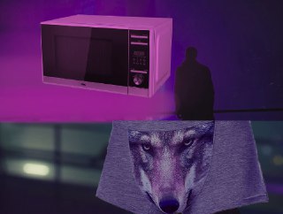 Под Новосибирском в МФЦ чуть не начался пожар из-за трусов бомжа в микроволновке50-летний бездомный рассказал, что накануне поссорился с хозяином одной из местных ночлежек. После он выпил и утром очнулся на остановке с мокрыми штанами. Его увидел какой-то 