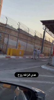 לאחר שנה וחצי בכלא, משחרר הכיבוש את האסיר, האמן, עודאי אלזגה, מהעיר שכם.