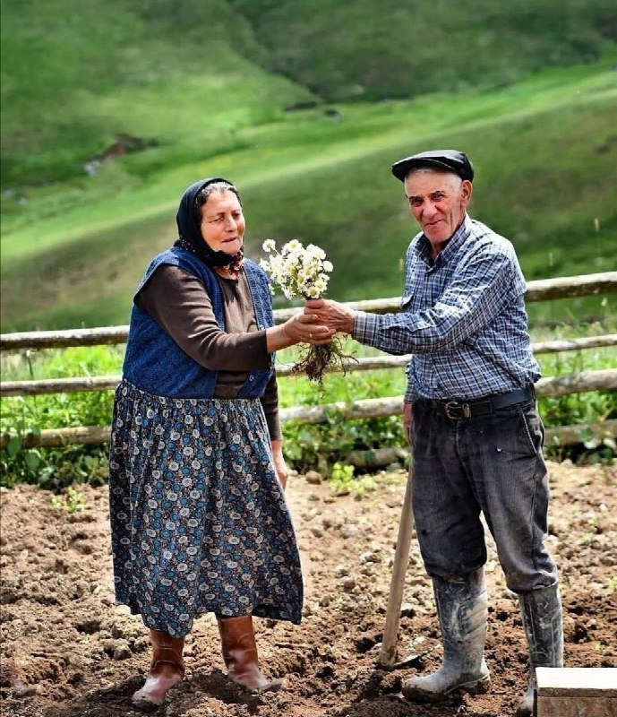 عاشقان کتاب: اگه وقت مُردنه برو و بمیر ...! اما اگه وقت زندگی کردنه زندگی کن. با شک و تردید زندگی نکن، نترس، اونجوری که دوست داری زند