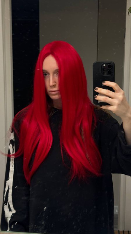 Парик для съемки к 14 февраляДля нашей съемки ко Дню всех влюбленных я решила использовать насыщено-красные волосы. Из доступных ко дню опций был только прямой искусственный парик. Стараюсь находить самые удобные «накрученные» варианты при покупке, но не в этот раз. Предо мной встала задача реализовать идею укладки с нуля. Напомню, волосы искусственные. Парик выглядел не капризным, но по итогу горячие инструменты не подошли для создания стойких локонов. Зато с помощью бигуди получилось создать кудри — пышные и очерченные.Процесс был не быстрым: я аккуратно завиваю прядь за прядью, добиваясь нужной текстуры — около 2 часов. Затем работа с вычесом с помощью большой щеткой с щетиной, в поисках идеального направления. В конце работы фиксация вычесанной формы у лица с помощью клеммов. На самой съемке изолируем волосы модели под капроновую шапочку.Парик для съемки к 14 февраляДля нашей съемки ко Дню всех влюбленных я решила использовать насыщено-красные волосы. Из доступных ко дню опций был только прямой искусственный парик. Стараюсь находить самые удобные «накрученные» варианты при покупке, но не в этот раз. Предо мной встала задача реализовать идею укладки с нуля. Напомню, волосы искусственные. Парик выглядел не капризным, но по итогу горячие инструменты не подошли для создания стойких локонов. Зато с помощью бигуди получилось создать кудри — пышные и очерченные.Процесс был не быстрым: я аккуратно завиваю прядь за прядью, добиваясь нужной текстуры — около 2 часов. Затем работа с вычесом с помощью большой щеткой с щетиной, в поисках идеального направления. В конце работы фиксация вычесанной формы у лица с помощью клеммов. На самой съемке изолируем волосы модели под капроновую шапочку.