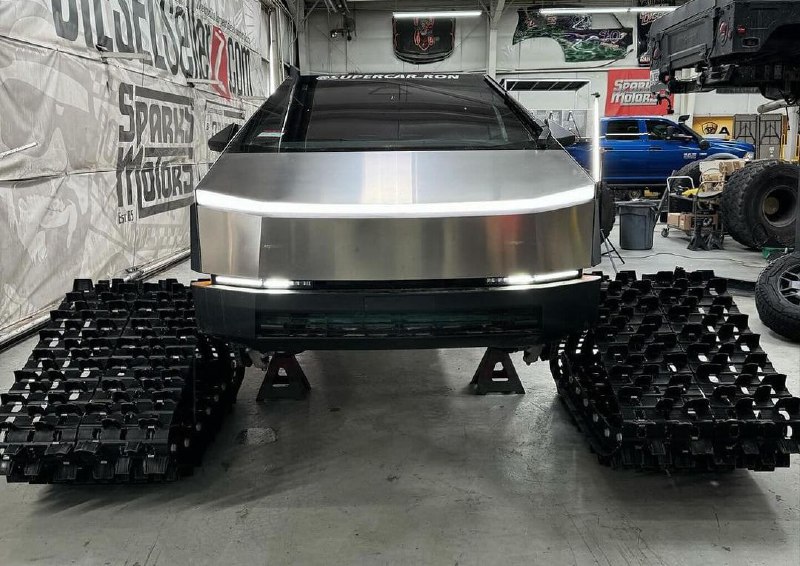 Пикап Tesla Cybertruck поставили на гусеницы 1