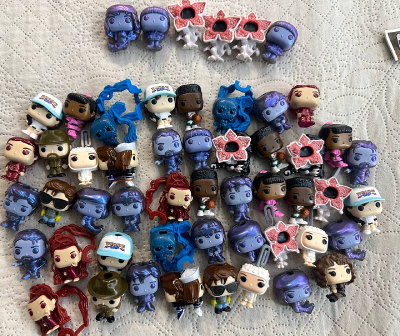 Продам фигурки по 3 лари киндер ОСД (очень странные дела) — фото 1