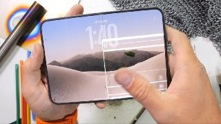 iPhone Duo прошёл (частично) тест на прочность от JerryRigEverythingБлогер засыпал титановый шарнир песком, после чего Duo перестал закрываться до конца, а попытка выгнуть его в обратную сторону привела к тому, что дисплей перестал (не сразу) реагировать н
