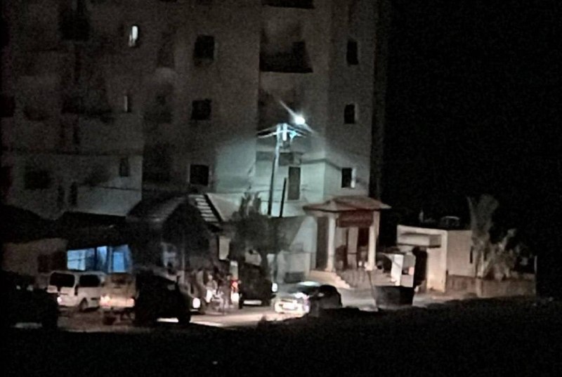 מקורות מקומיים: כוחות הכיבוש פשטו על בתיהם של עקורים ממחנה ג'נין בסביבת האוניברסיטה הערבית-אמריקאית בעיר ג'…