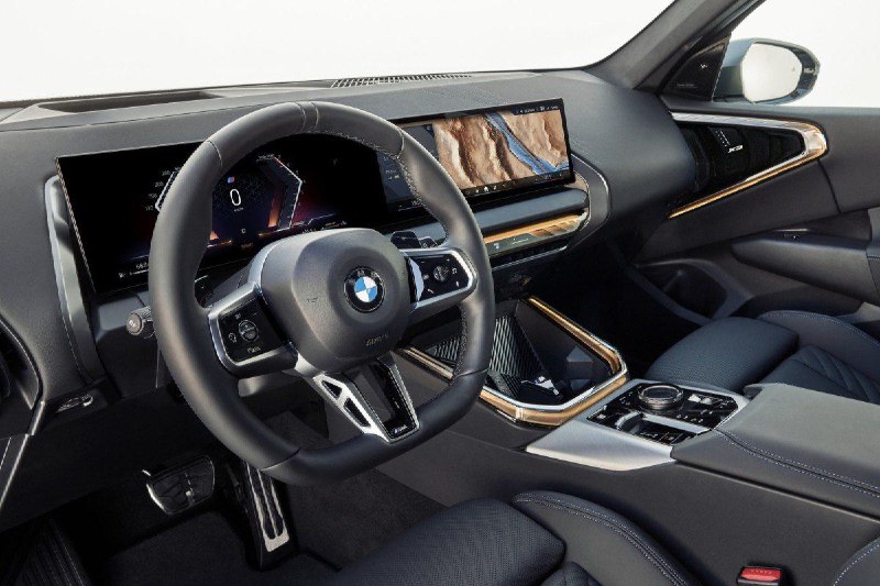 Компания BMW отзывает BMW X3 из-за того, что рулевое колесо могло поворачиваться само по себе.