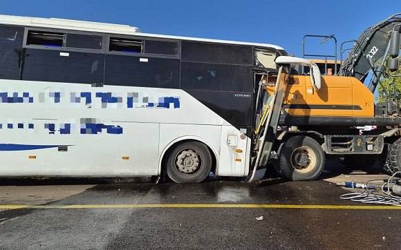 כ-30 בני אדם נפצעו בתאונת דרכים בין אוטובוס לדחפור סמוך לעיר רהט שבנגב.