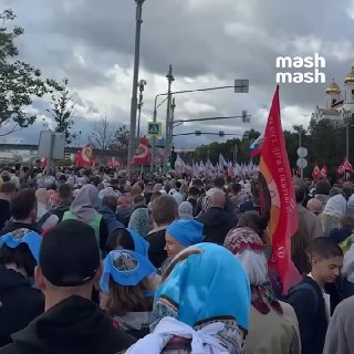 Около 20 тысяч человек собралось на Крестный ход в Москве. Тысячи верующих начали шествие от Храма Христа Спасителя до Новодевичьего монастыря.Ход приурочен ко дню празднования Собора Московских святых. Шествие возглавляет патриарх Кирилл. Во главе пронося