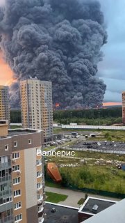 ❗️Mega jackpot: Ukrainian drones struck the Wildberries logistics hub in Koledino, Moscow region, triggering a large fire that engulfed the roughly 250,000 m² complex. Koledino had long been one of Wildberries’ largest and most important logistics centers. The company’s other major warehouse in Elektrostal was destroyed in a strike in July, effectively leaving Koledino as its largest remaining logistics hub before today’s attack.