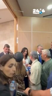 🇮🇱 השרים והח״כים עומדים בכניסה לקלפי ומפצירים במתפקדים להצביע להם.