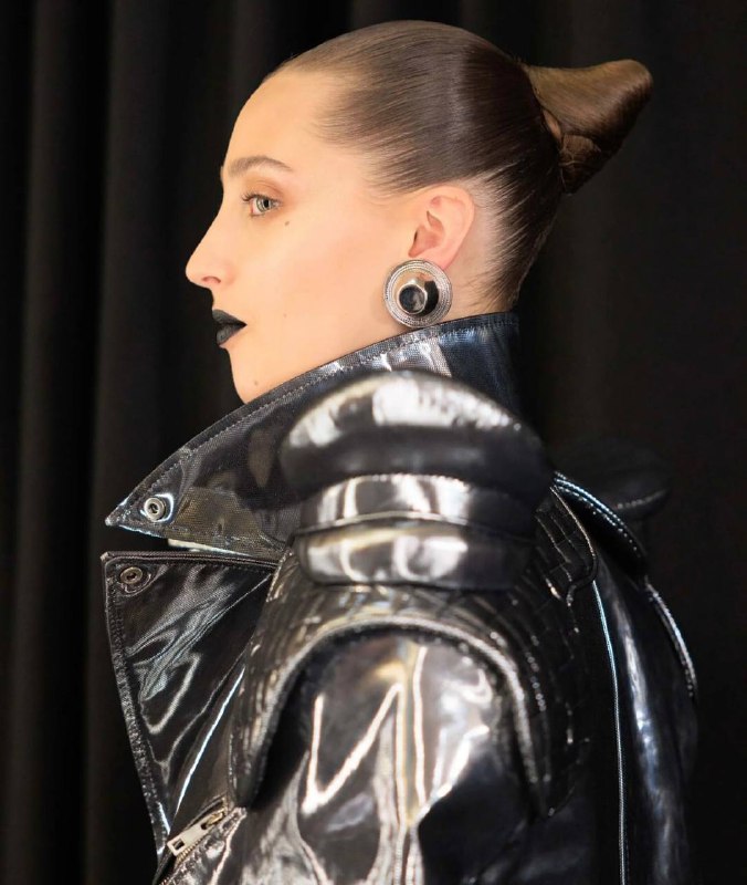 Мы обожаем стилиста по волосам и друга SENECA Марию Туеву — она не только придумала и сделала самую обсуждаемую челку года (для Анастасии Мироновой), но и очень здорово «читает» образы. Поэтому мы и не сомневались, что она изучит последние Недели моды и разложит для нашего канала все горячие hair-тренды по полочкам. А она взяла и разложила: Мокрые волосы. Очень крутой тренд который с нами не первый год, и, скорее всего, он с нами еще надолго. Тренд заключается в том, что у корней полностью отсутствует объем, то есть волосы плоско прижаты к голове. А по длине мы видим либо максимально размоченную, ту же распущенную или собранную в пучок, либо более подсушенную, более легкую текстуру, словно девушка только вышла из душа усилив образ аксессуарами, и пошла по своим делам. Увидеть его можно было на показах Rick Owens, Lemaire, Cavalli. Волосы депрессии. Для меня необычно, но Gucci, Chanel и Valentino взяли этот тренд на вооружение. Может быть это некая ностальгия по вечеринкам 2000 или ирония о современном ритме жизни. Я думаю, вы о нем уже слышали. Это когда мы смотрим на волосы, и у нас есть легкое впечатление, что хозяйка этих волос не то, чтобы не помылась, но еще их специально начесала, пожила с ними еще сутки, и на следующий день снова не пошла в душ. Это максимально растрепанные, лохматые волосы. Даже если они имеют конкретное направление в виде проборов и вычесов, то все равно мы видим в этом легкий (либо нелегкий) хаос. Это создает абсолютно резонанс в образе на модели, какой бы элегантный и выверенный лук у нее не был, она современная девушка с легкой пост-иронией, как по мне. Волны. Заметили моду на посещение галерей и музеев изобразительного искусства? Вернемся к волнам. Я бы даже сказала, что это скорее кудри, которые были вычесаны от корней до самых концов. Создается центральный пробор и максимально плоско укладывается прикорневая зона для того, чтобы волны стали плоскими, и весь объем переходил в концы. И так мы переносимся в тему Ренессанса. Очень много брендов использовали этот прием в волосах. Уверена, он станет популярен у клиентов, тк многие годы, столетия и века мы наблюдаем и копируем образы самых прекрасных женщин являющимися эталоном красоты вне времени, такой как Венера Милосская — что касается данного тренда. Две косы. Не могу не отметить показ Comme des Garcons с двумя косами (иногда их было и больше), но в основном мы можем наблюдать две длинные, несуразные, по-разному сплетенные косы. И мне кажется, что это тоже супер вариант для того, чтобы собрать себя на мероприятие. Да и для повседневности. Классный ход, что для российской аудитории это еще и отсылка к теме этники, ведь две косы чаще всего появляются именно в нашей славянской культуре. Гладкий пучок. Отличный пример для тех, кто любит элегантную классику, но при этом хочет немножко побунтовать. Тут можно вдохновиться Chanel, которые показали нам гладкий хвост собранный в небрежный пучок с выпущенными лохматыми прядями сзади, словно модель подралась, либо очень спешила, а для тех, кто за строгость и максимум элегантности — Schiaparelli с их идеальным, гладким пучком, который они достали из архивов начала XX века. Вымеренная архитектурная форма. Идеальный силуэт, без единого волоска.#мастерствоSENECAМы обожаем стилиста по волосам и друга SENECA Марию Туеву — она не только придумала и сделала самую обсуждаемую челку года (для Анастасии Мироновой), но и очень здорово «читает» образы. Поэтому мы и не сомневались, что она изучит последние Недели моды и разложит для нашего канала все горячие hair-тренды по полочкам. А она взяла и разложила: Мокрые волосы. Очень крутой тренд который с нами не первый год, и, скорее всего, он с нами еще надолго. Тренд заключается в том, что у корней полностью отсутствует объем, то есть волосы плоско прижаты к голове. А по длине мы видим либо максимально размоченную, ту же распущенную или собранную в пучок, либо более подсушенную, более легкую текстуру, словно девушка только вышла из душа усилив образ аксессуарами, и пошла по своим делам. Увидеть его можно было на показах Rick Owens, Lemaire, Cavalli. Волосы депрессии. Для меня необычно, но Gucci, Chanel и Valentino взяли этот тренд на вооружение. Может быть это некая ностальгия по вечеринкам 2000 или ирония о современном ритме жизни. Я думаю, вы о нем уже слышали. Это когда мы смотрим на волосы, и у нас есть легкое впечатление, что хозяйка этих волос не то, чтобы не помылась, но еще их специально начесала, пожила с ними еще сутки, и на следующий день снова не пошла в душ. Это максимально растрепанные, лохматые волосы. Даже если они имеют конкретное направление в виде проборов и вычесов, то все равно мы видим в этом легкий (либо нелегкий) хаос. Это создает абсолютно резонанс в образе на модели, какой бы элегантный и выверенный лук у нее не был, она современная девушка с легкой пост-иронией, как по мне. Волны. Заметили моду на посещение галерей и музеев изобразительного искусства? Вернемся к волнам. Я бы даже сказала, что это скорее кудри, которые были вычесаны от корней до самых концов. Создается центральный пробор и максимально плоско укладывается прикорневая зона для того, чтобы волны стали плоскими, и весь объем переходил в концы. И так мы переносимся в тему Ренессанса. Очень много брендов использовали этот прием в волосах. Уверена, он станет популярен у клиентов, тк многие годы, столетия и века мы наблюдаем и копируем образы самых прекрасных женщин являющимися эталоном красоты вне времени, такой как Венера Милосская — что касается данного тренда. Две косы. Не могу не отметить показ Comme des Garcons с двумя косами (иногда их было и больше), но в основном мы можем наблюдать две длинные, несуразные, по-разному сплетенные косы. И мне кажется, что это тоже супер вариант для того, чтобы собрать себя на мероприятие. Да и для повседневности. Классный ход, что для российской аудитории это еще и отсылка к теме этники, ведь две косы чаще всего появляются именно в нашей славянской культуре. Гладкий пучок. Отличный пример для тех, кто любит элегантную классику, но при этом хочет немножко побунтовать. Тут можно вдохновиться Chanel, которые показали нам гладкий хвост собранный в небрежный пучок с выпущенными лохматыми прядями сзади, словно модель подралась, либо очень спешила, а для тех, кто за строгость и максимум элегантности — Schiaparelli с их идеальным, гладким пучком, который они достали из архивов начала XX века. Вымеренная архитектурная форма. Идеальный силуэт, без единого волоска.#мастерствоSENECA