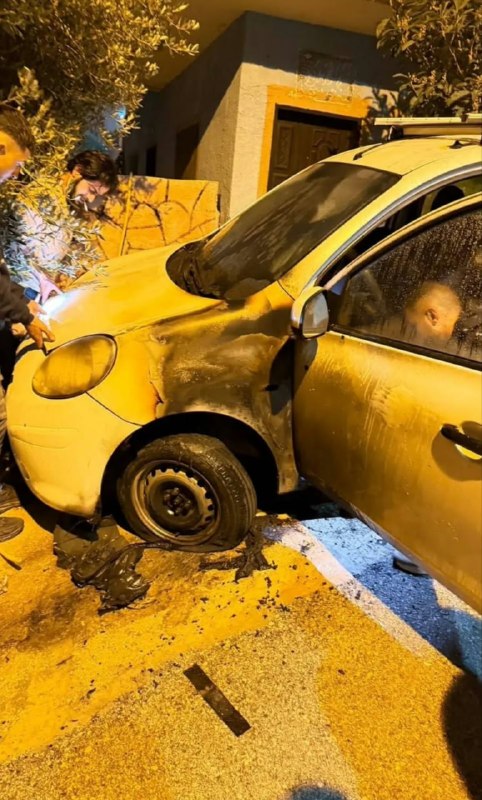 מתנחלים ישראליים קיצוניים הציתו מספר כלי רכב פלסטינים ושרבטו סיסמאות עוינות במהלך התקפה על הכפר אום צפא, צפ…
