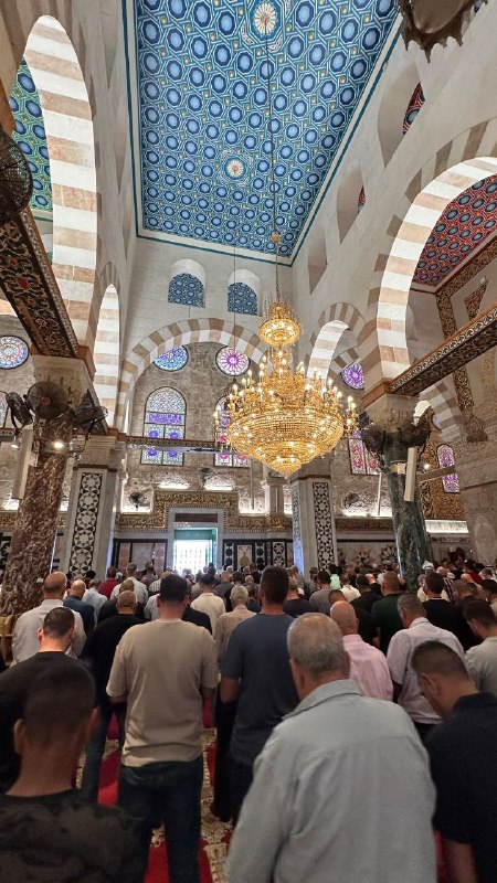 المصلّون يؤدّون الظهر في الأقصى المبارك
