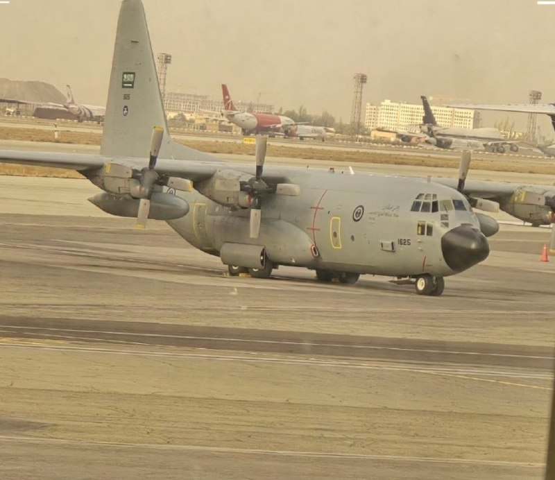 תמונה של מטוס התובלה הרקולס c_130 של ערב הסעודית בנמל התעופה מהרבאד בטהרן