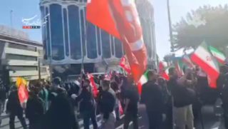 איראנים נוהרים לטקסי הלוויה של נכד המנהיג ההרוג בטהרן
