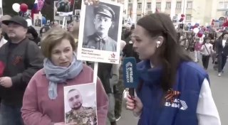 — Это мой сын, без вести пропавший— То есть у вас сегодня двойной праздник, получается? Что ж, поздравляю вас с праздником!Журналистка телеканала «Кузбасс первый» во время прямой трансляции «Бессмертного полка» поздравила с «двойным праздником» женщину, ко