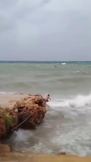 צעיר מסכן את חייו כדי להציל אנשים תקועים בים אנפה, מוקף גלים גבוהים