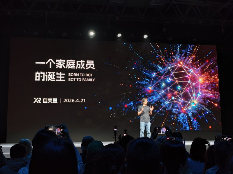 拿到了一束自变量机器人插的花，用时三分钟吧，没有想象中迅捷，但核心的点是视觉模型解决了对不规则物体的稳定操作，也无需遥控和编程，慢点，但它能搞定