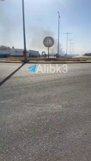 עשן עולה מכלי רכב בוערים במעבר הגבול הכוויתי עבדאלי עם עיראק
