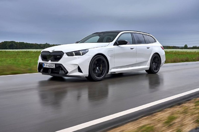 M5 Touring в цвете Alpine white 2