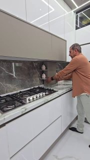 Полезная полочка, которая поможет скрыть трубы на кухне Такая полочка одновременно скрывает трубы и добавляет функциональное пространство для хране... - изображение 1 - полочка, трубы, telegram