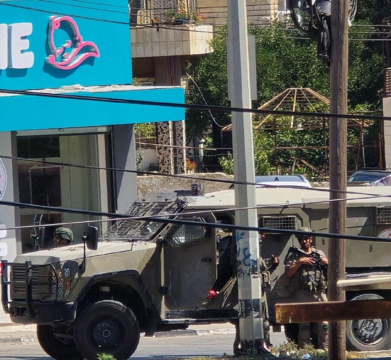 ראה צד נוסף של נוכחות כוחות הכיבוש ברחוב הראשי של מחנה אשכר הישן, מזרחית לשכם.