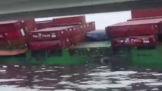 צילומי הספינה הישראלית טובעת בעקבות תקיפות רוסיות. על פי הדיווחים, הספינה נשאה 421 מכולות של סוללות ליתיום…