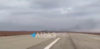 ערימות עשן עולות מנמל התעופה הצבאי אבו אל-דוחור באזור הכפרי הסורי של אידליב כתוצאה מהפשיטות הישראליות שכוונ…